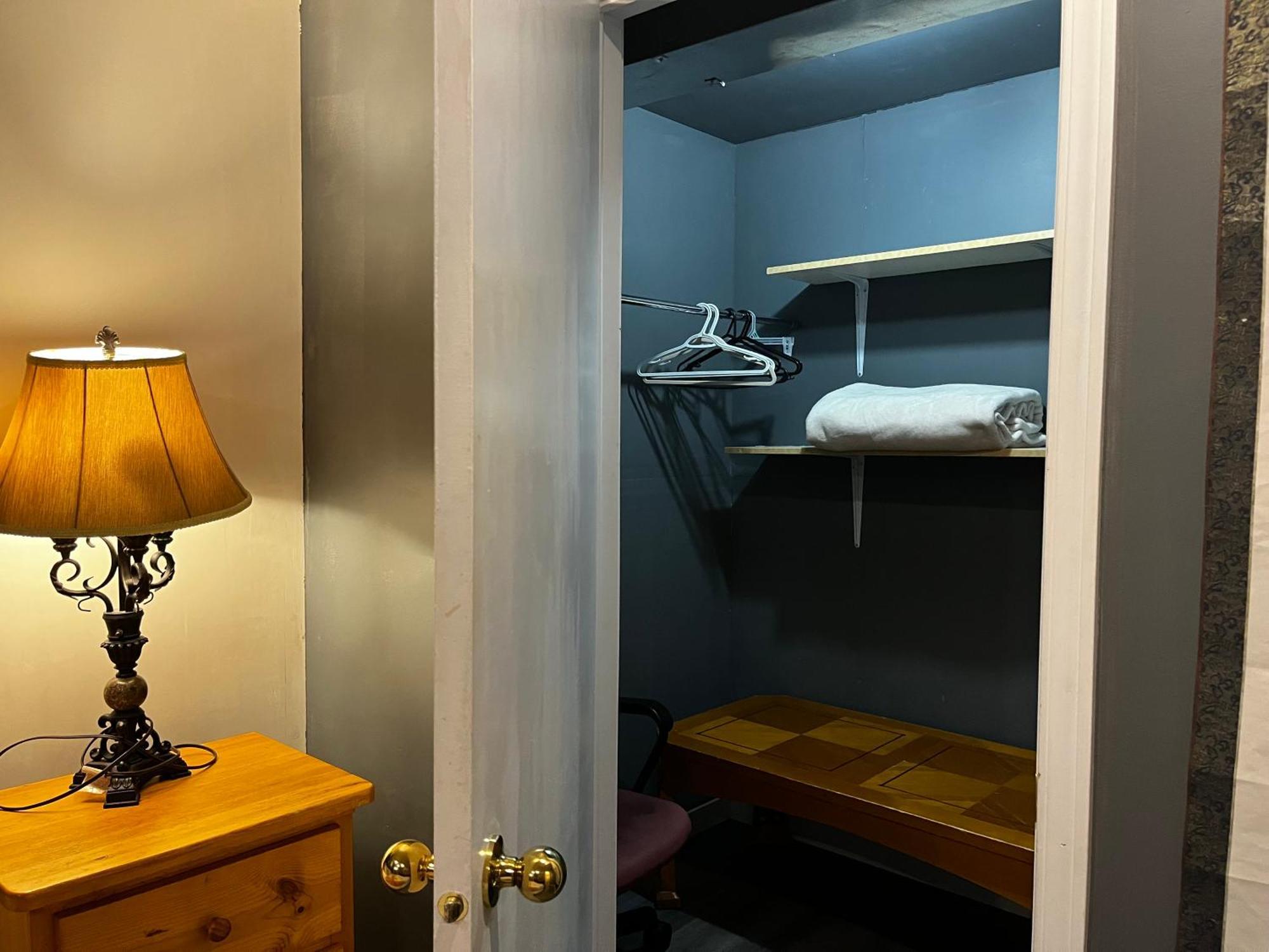 Hidden Valley New Basement Suite With Private Bathroom! YYC Eksteriør billede